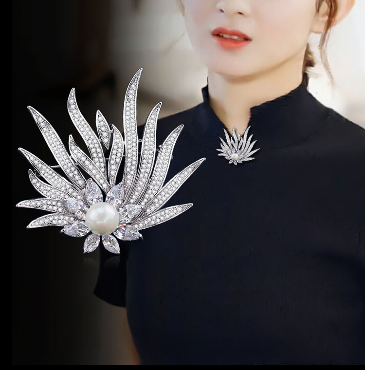 戴胸针的姑娘